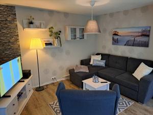 sala de estar con sofá y TV en Holiday Home Karli by Interhome en Loissin