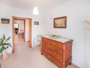 LlombartsにあるHoliday Home Sa Rossa - LOM227 by Interhomeの木製ドレッサーとダイニングルームが備わる客室です。