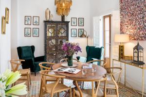 a dining room with a table and chairs at Casa del Gobernador by Época Suites in Seville