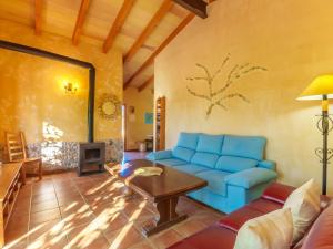 サン・リョレンツ・デス・カルダサルにあるHoliday Home Casa d'es Cardassar - LZO125 by Interhomeのリビングルーム(青いソファ、テーブル付)
