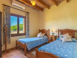 - 2 lits dans une chambre avec fenêtre dans l'établissement Holiday Home Es Coscolls - PIC300 by Interhome, à Santa Margalida