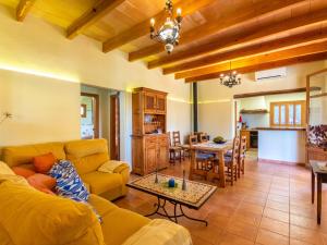 - un salon avec un canapé et une table dans l'établissement Holiday Home Es Coscolls - PIC300 by Interhome, à Santa Margalida