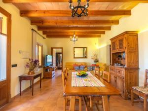 - un salon avec une table et un canapé dans l'établissement Holiday Home Es Coscolls - PIC300 by Interhome, à Santa Margalida