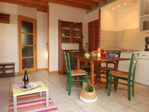 cocina y comedor con mesa y sillas en Chalet Le Chalet - A, en Cancale