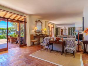 Villa Finca L'Embat - DLP100 by Interhome في سون سيرفيرا: غرفة معيشة مع طاولة وكراسي