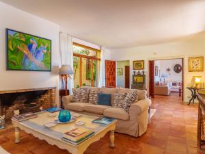 uma sala de estar com um sofá e uma lareira em Villa Finca L'Embat - DLP100 by Interhome em Son Servera
