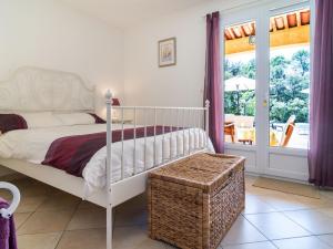 ロルグにあるHoliday Home La Renaudière - LOG165 by Interhomeのベッドルーム(白いベッド1台、テーブル付)