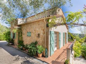 una vecchia casa in pietra con porte verdi e piante di Villa La Garance by Interhome a Grasse