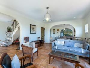 un soggiorno con un divano blu e un tavolo di Villa La Garance by Interhome a Grasse