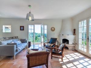 un soggiorno con divano e camino di Villa La Garance by Interhome a Grasse