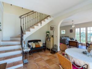 soggiorno con scala e tavolo di Villa La Garance by Interhome a Grasse