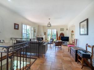 un soggiorno con un divano e un tavolo di Villa La Garance by Interhome a Grasse Altre 26 foto