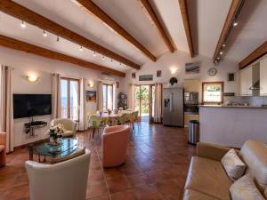 Μια τηλεόραση ή/και κέντρο ψυχαγωγίας στο Holiday Home Maison Balbi by Interhome