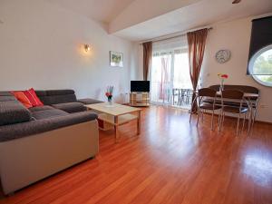 Televízia a/alebo spoločenská miestnosť v ubytovaní Apartment Anđa-3 by Interhome