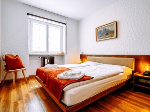 um quarto com uma cama grande e uma janela em Apartment Cisles by Interhome em Selva di Val Gardena
