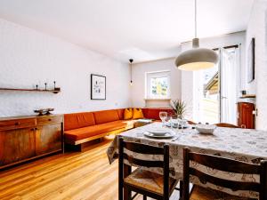 ein Wohnzimmer mit einem Tisch und einem Sofa in der Unterkunft Apartment Cisles by Interhome in Wolkenstein in Gröden