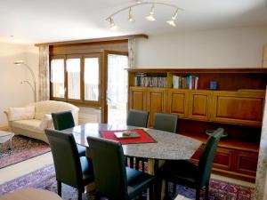 ein Wohnzimmer mit einem Esstisch und Stühlen in der Unterkunft Apartment Gemmi by Interhome in Albinen
