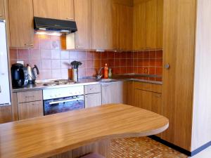 Una cocina o zona de cocina en Apartment Gemmi by Interhome