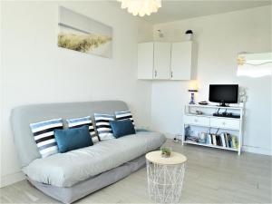 ein Wohnzimmer mit einem Sofa und einem TV in der Unterkunft Apartment Les Balcons de la Méditerranée-15 by Interhome in Narbonne-Plage