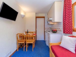 Cette petite chambre comprend une cuisine et une table à manger. dans l'établissement Apartment Chalet Club-1 by Interhome, à Tignes