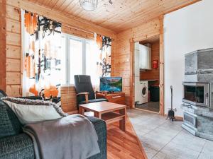 ein Wohnzimmer mit Sofa und Tisch in der Unterkunft Holiday Home Aapeli iso by Interhome in Inhantehtaat