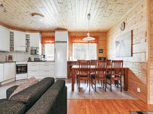 eine Küche und ein Esszimmer mit Tisch und Stühlen in der Unterkunft Holiday Home Aapeli iso by Interhome in Inhantehtaat