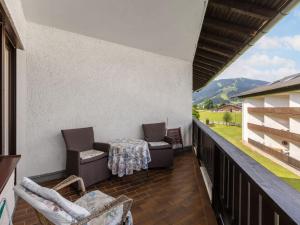 balkon z krzesłami i stołem z widokiem w obiekcie Apartment Dachstein-3 by Interhome w mieście Flachau