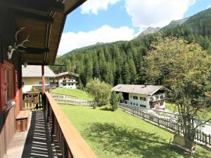 Zdjęcie z galerii obiektu Chalet Chalet Antritt by Interhome w mieście Schmirn