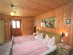 um quarto com duas camas e um quadro na parede em Chalet Chalet Antritt by Interhome em Schmirn