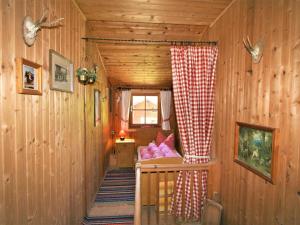 um pequeno quarto com uma escada numa casa de madeira em Chalet Chalet Antritt by Interhome em Schmirn