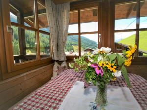 Zdjęcie z galerii obiektu Chalet Chalet Antritt by Interhome w mieście Schmirn