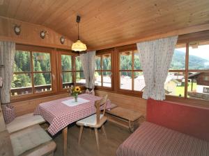 Zdjęcie z galerii obiektu Chalet Chalet Antritt by Interhome w mieście Schmirn