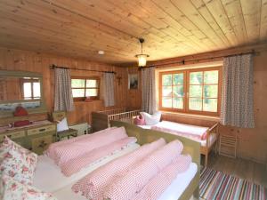 Zdjęcie z galerii obiektu Chalet Chalet Antritt by Interhome w mieście Schmirn