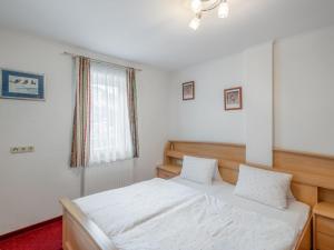Llit o llits en una habitació de Apartment Haus Toferer by Interhome