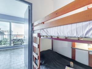 ラカノー・オセアンにあるApartment Les Sables d'Argent-5 by Interhomeの窓付きの部屋の二段ベッド1台分です。