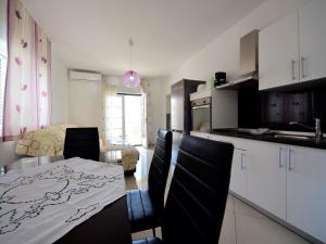 Una cocina y un comedor con mesa y sillas. en Apartment Katarina 5 by Interhome, en Brodarica