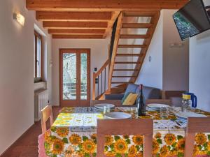 jadalnia ze stołem i słonecznikami w obiekcie Holiday Home Residenza La Sassicaia by Interhome w mieście Dongo +27 zdjęć