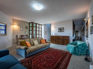 een woonkamer met een bank en een tapijt bij Holiday Home Ca' Sarun by Interhome in Santo Stefano Belbo