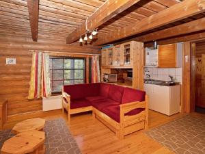 NissiにあるHoliday Home Metsämaja by Interhomeのリビングルーム(赤いソファ付)、キッチン
