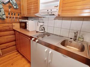 Køkken eller tekøkken på Holiday Home Metsämaja by Interhome