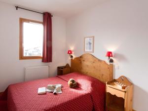 Forest des BaniolsにあるApartment Rochebrune-4 by Interhomeのベッドルーム1室(赤いベッド1台、テディベア付)