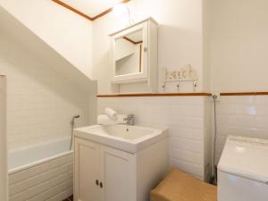 Koupelna v ubytování Apartment Le Pramecou - Val Claret-11 by Interhome