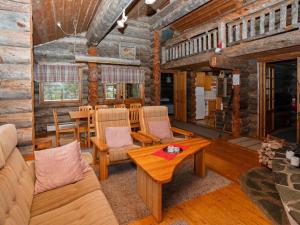 Et opholdsområde på Holiday Home Rukasaukko by Interhome