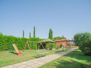 un parque con parque infantil con banco y columpio en Apartment Ponziani-2 by Interhome, en Orentano