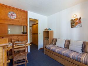 ein Wohnzimmer mit einem Sofa und einem Tisch in der Unterkunft Apartment Rond Point des Pistes-2 by Interhome in Tignes