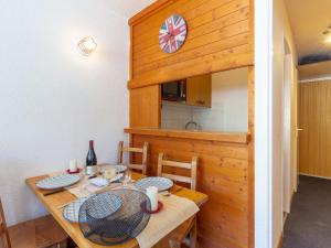 ein Esszimmer mit einem Tisch und einer Küche in der Unterkunft Apartment Rond Point des Pistes-2 by Interhome in Tignes