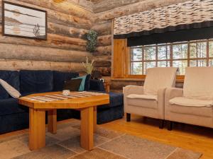 ein Wohnzimmer mit einer Couch und einem Tisch und Stühlen in der Unterkunft Holiday Home Villihanhi 7b by Interhome in Nissi