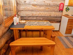 - une table en bois avec un banc dans l'établissement Holiday Home Villihanhi 7b by Interhome, à Nissi