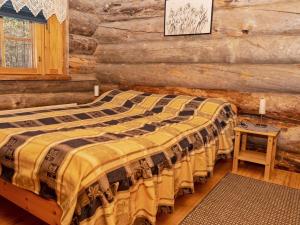 ein Schlafzimmer mit einem Bett in einer Blockhütte in der Unterkunft Holiday Home Villihanhi 7b by Interhome in Nissi + 11 Fotos