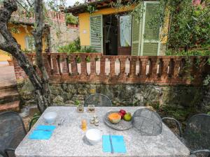 einen Tisch mit einer Schale Obst darauf vor einem Haus in der Unterkunft Apartment Borgo della Limonaia-1 by Interhome in Pieve a Nievole